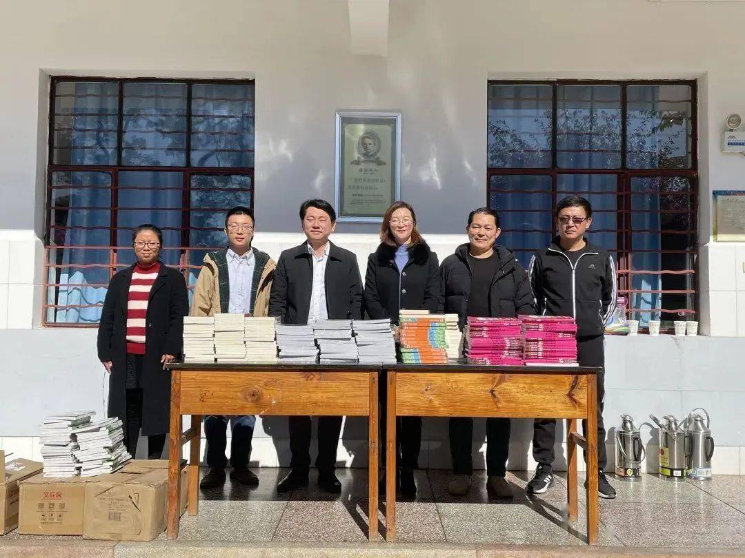 的课外书籍李达还邀请云南省下关一中资深教师到永平一中开展师生辅导