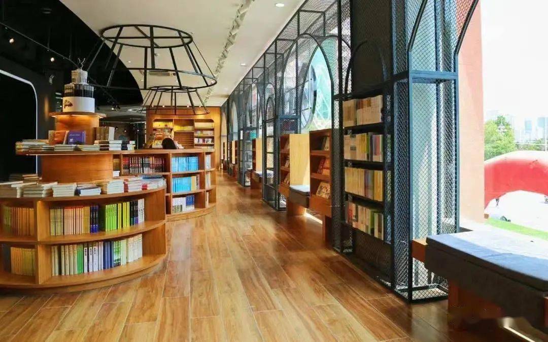 印咸书局地址:青少年广场青条石书屋两层建筑面积约1100平方米,书屋有