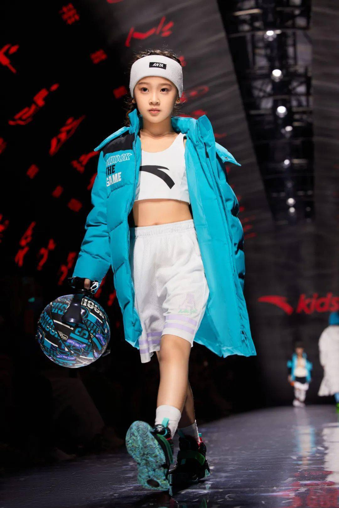 安踏儿童正在全方位创建一个专业运动生态_童装_生活_中国服装