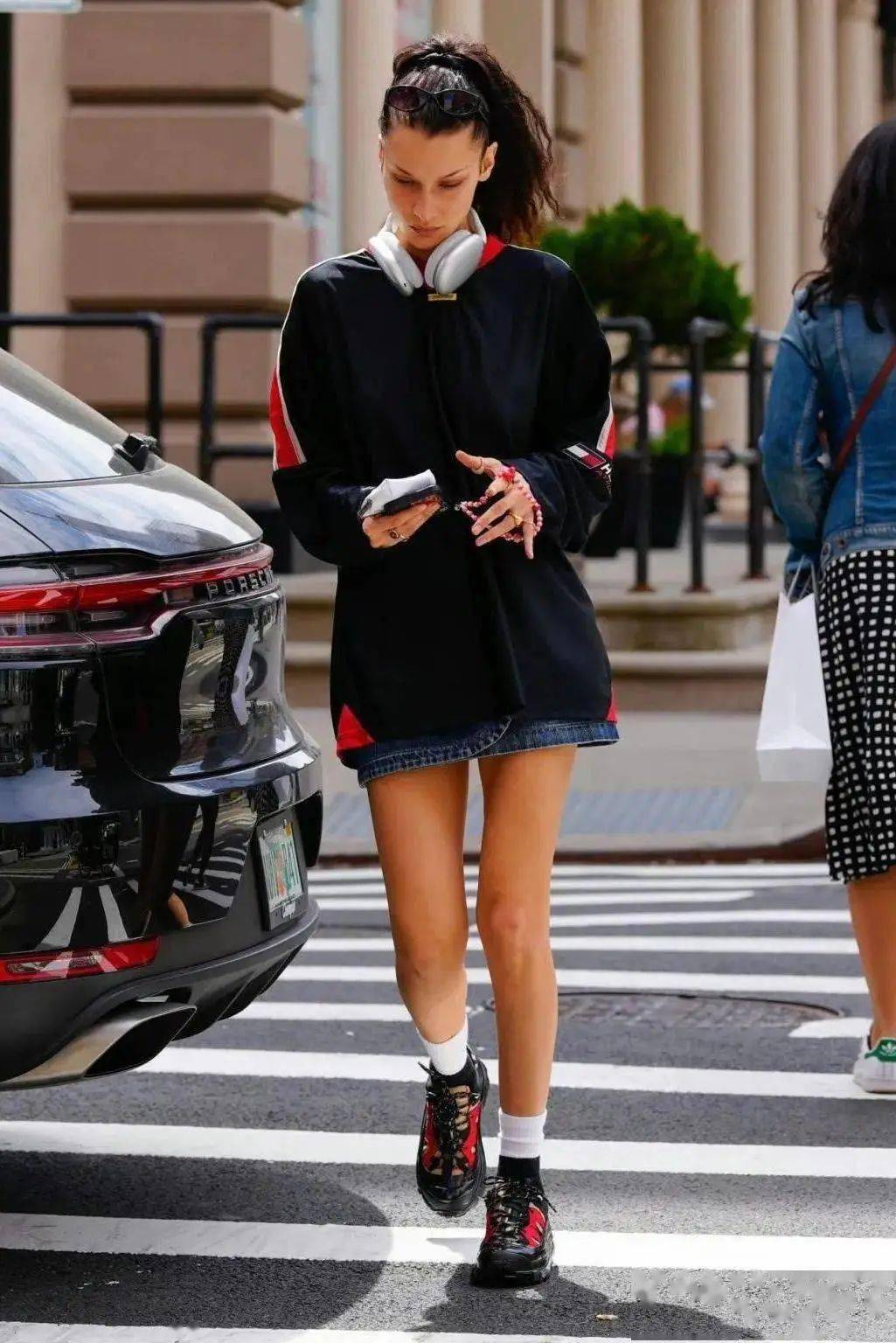 宽松的版型套在娇小的身躯上,再搭配单车裤或超短裙玩下装失踪,既有