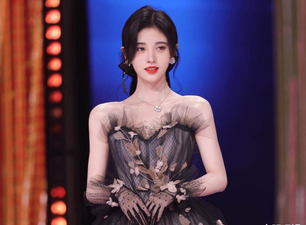 鞠婧祎直角肩太完美,却被网友质疑打了瘦肩针,实则体现她的自律_五官