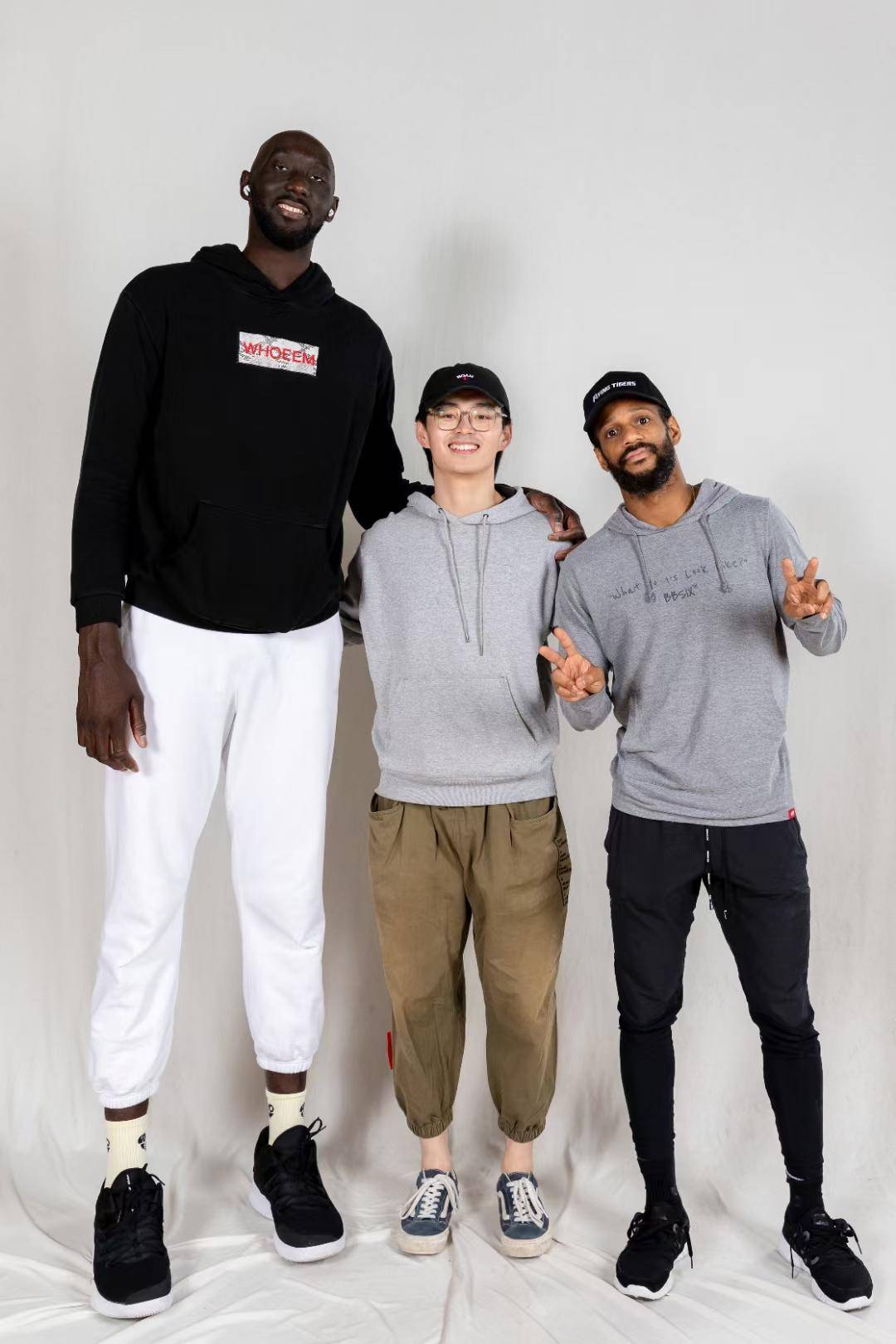 新疆男篮拍摄出征照花絮,记者与法尔合影乐翻众人_内外援_身高_杰克逊