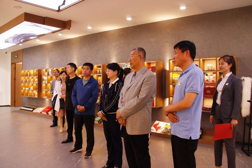 技术学校校长侯春旺,宁夏百草滩羊食品有限公司董事长张云龙代表"政