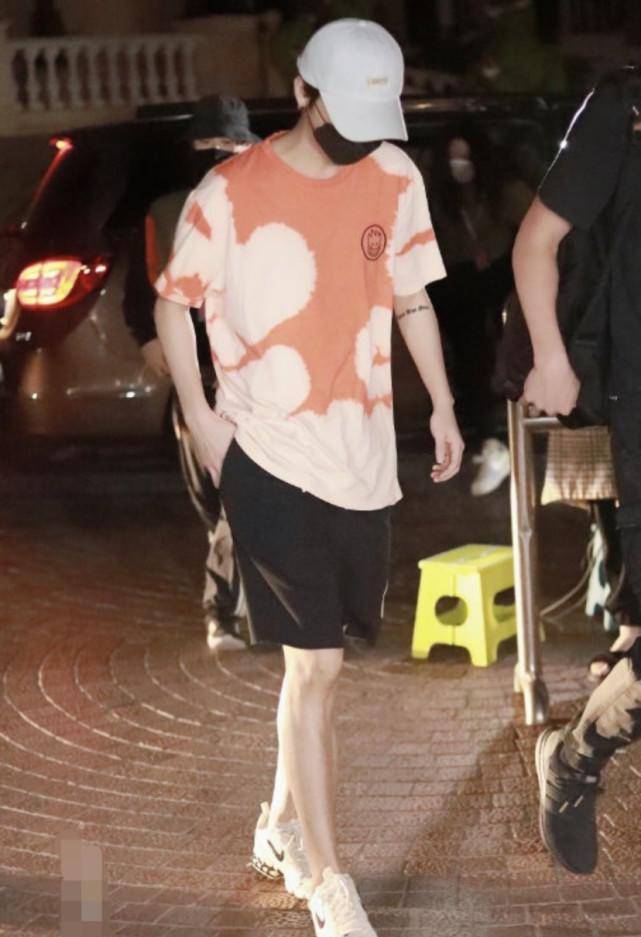 鹿晗脚上穿了一双nike运动鞋,但是这款运动鞋鞋跟像是高跟鞋一样,所以