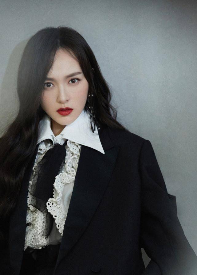 我们看到唐嫣留着一个黑色的波浪卷长发,显得唐嫣看起来的话还是非常