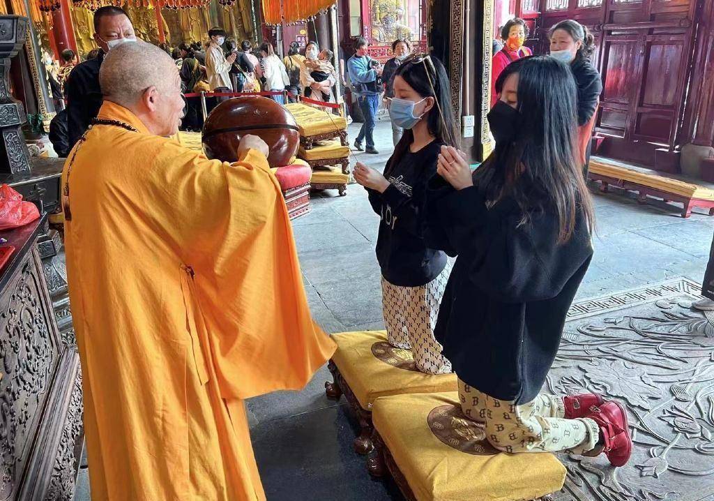 yumi甩小三「上山拜佛」网惊:这座庙求子_姊妹_普陀_寺庙