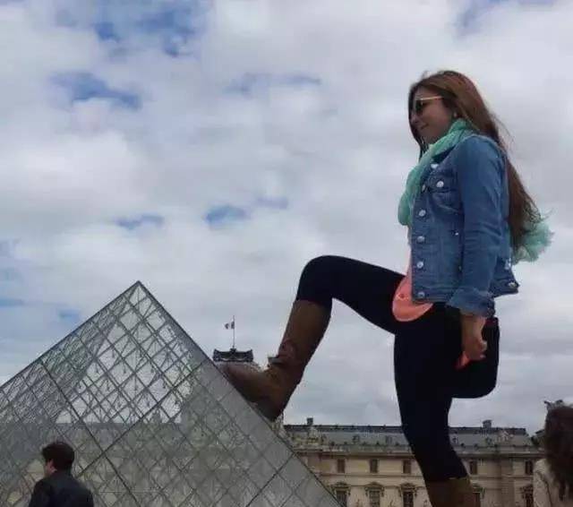 这个女巨人竟然踩在了国外卢浮宫的玻璃金字塔上,周围的人为什么都不