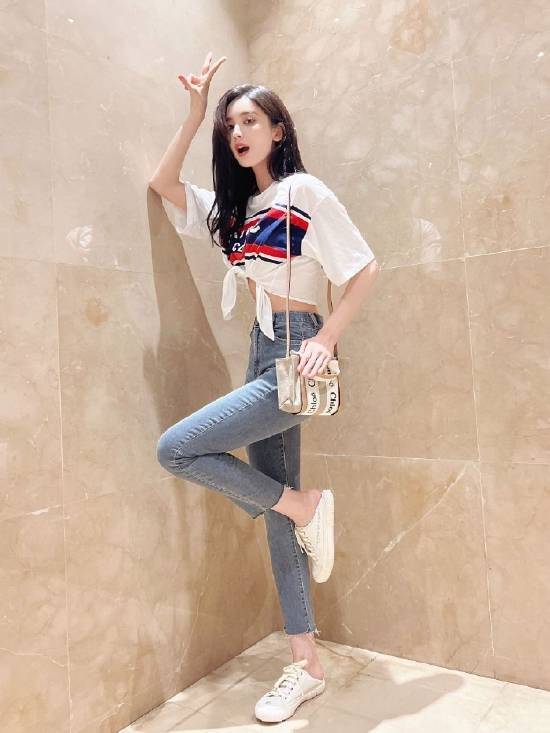 古力娜扎私服照曝光 纤细身材好吸睛_紧身_牛仔_照片