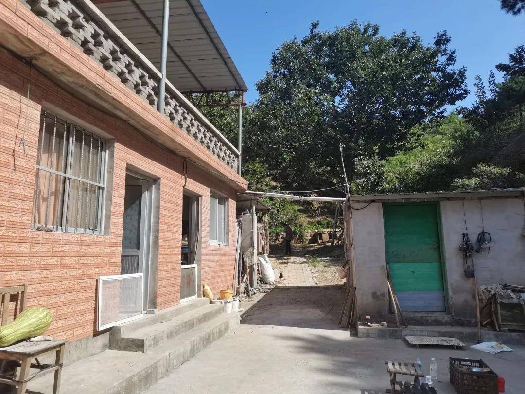 今年47岁的他是滨河村人,一名退伍军人,还是首钢的一名普通员工.