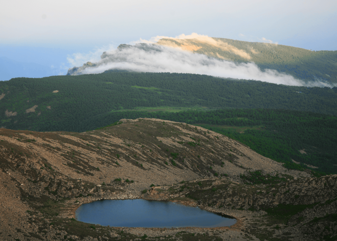 太白山冰川湖泊的仙境传说_湖面_大爷_冰坎