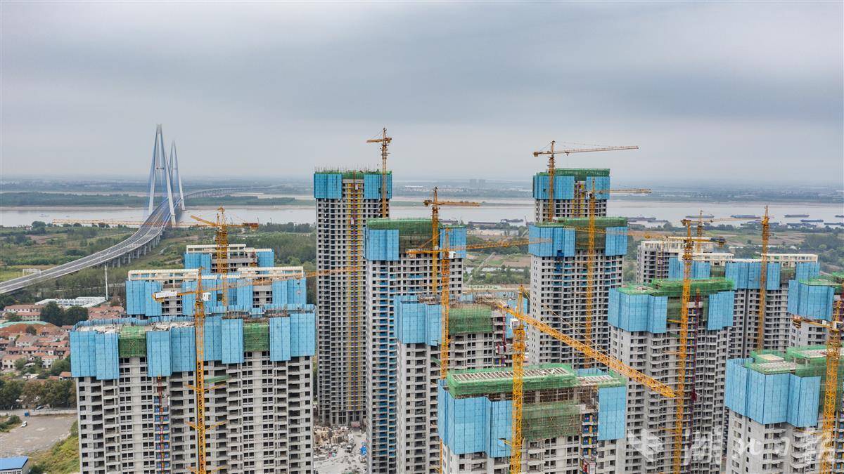 武汉青山规模最大还建房主体全面封顶_何宇欣_项目_全媒