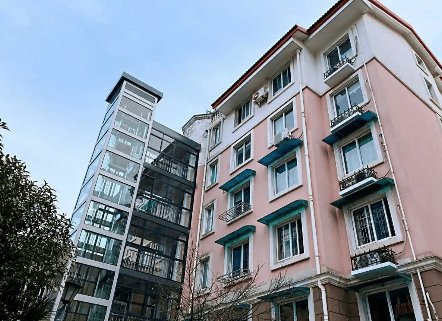 南京老旧小区的1300部加装电梯近半已过免费维保期_业主_玻璃_单元