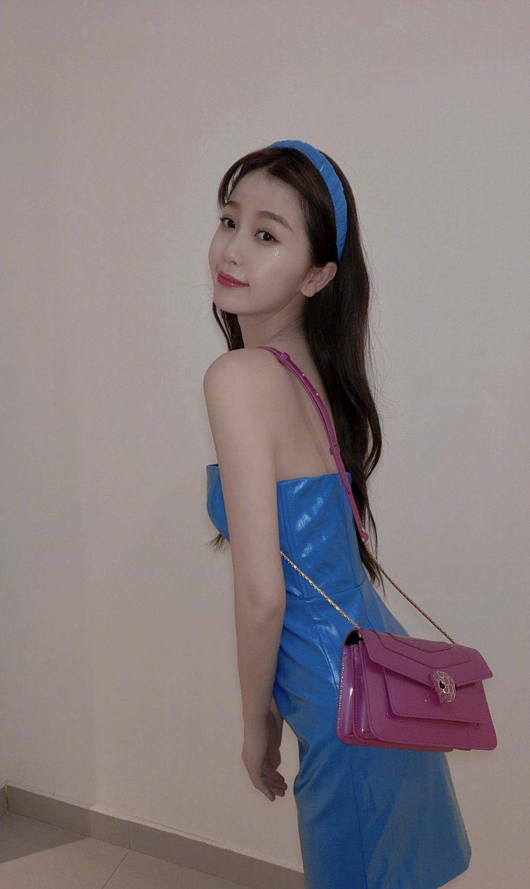 虞书欣身材还挺有肉的,湿发造型上热搜,才知道她是穿衣显瘦型的_服装