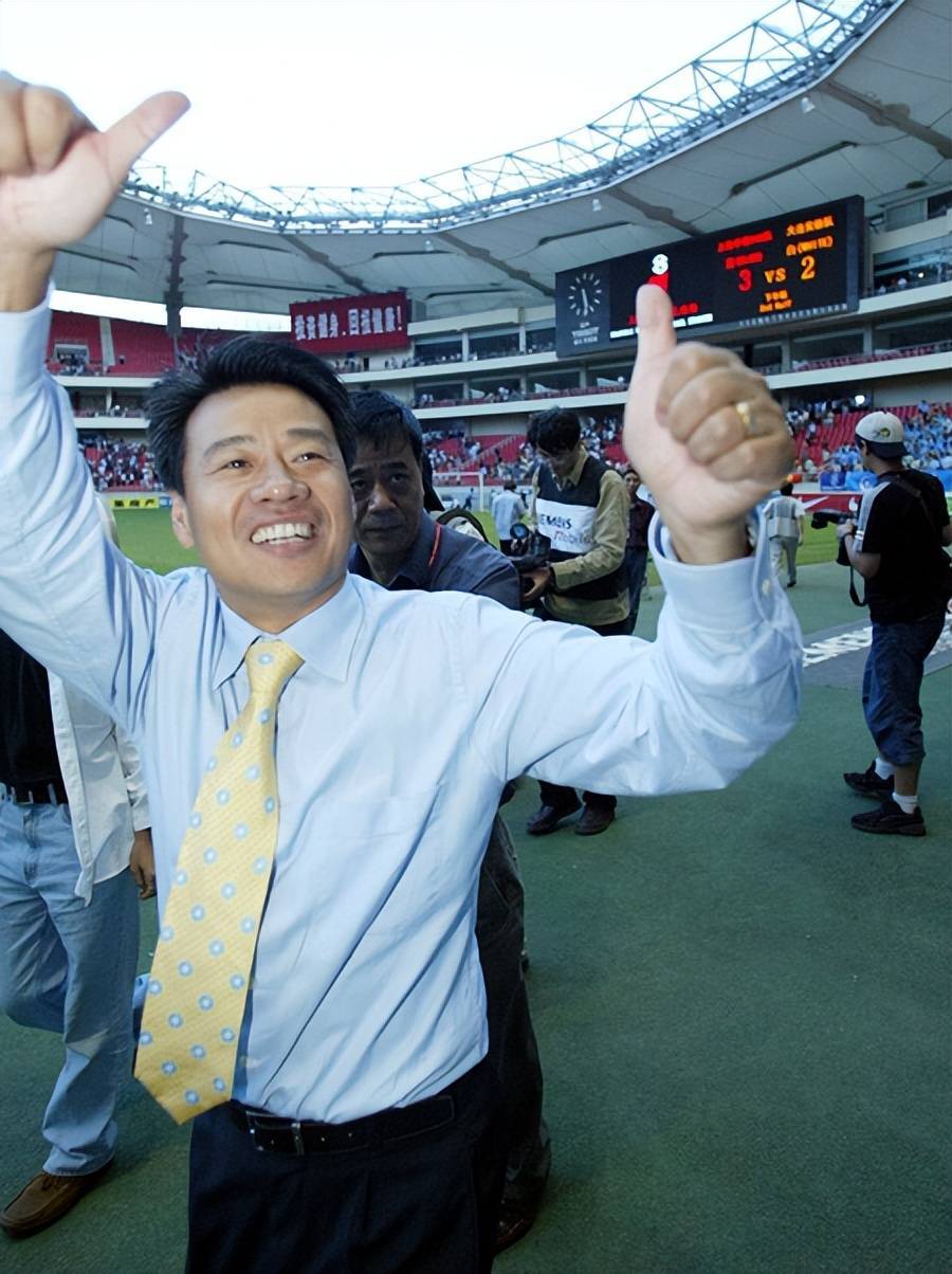 大连足球史上今天:2003年9月21日甲a榜首大战实德2-3客负上海申花,滑