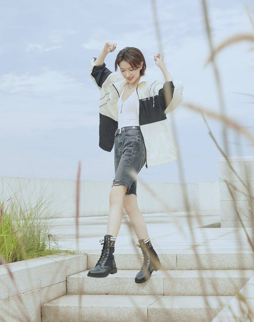 万茜穿搭锋芒毕露,穿波西米亚风外套异域时尚足,简约大气时尚_运动