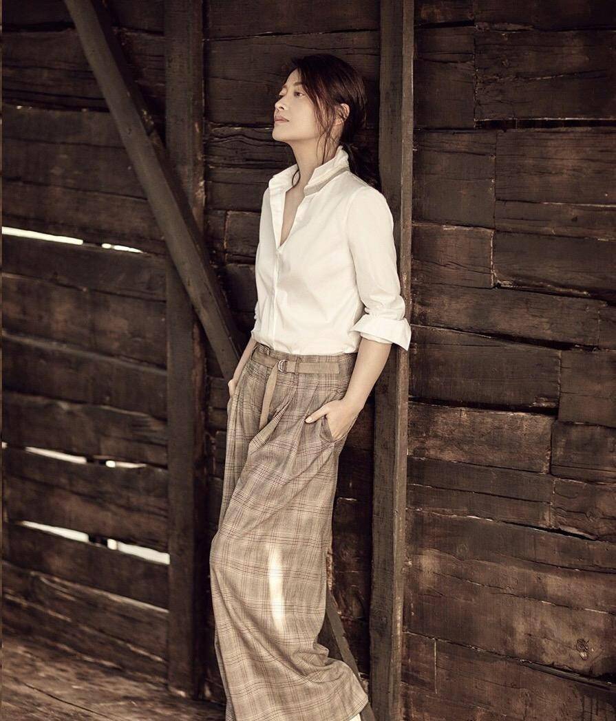 梅婷和老公罕见同框,穿黑t恤配肥佬裤好显瘦,夫妻俩恩爱有加_造型