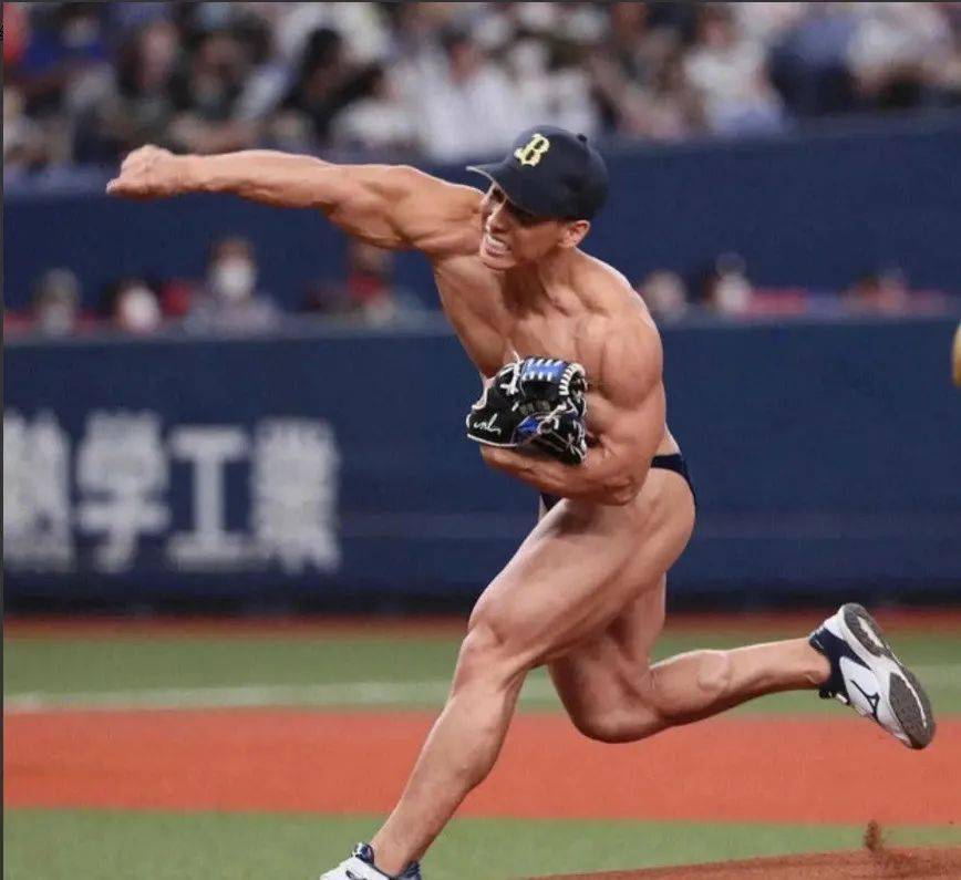 日本肌肉男脱了裤子打棒球登推特热搜!