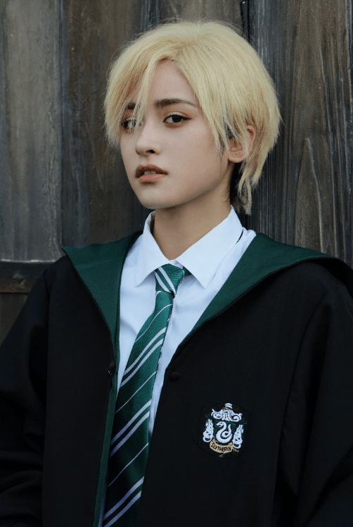 沈月分享cosplay成果照 戴上波浪卷棕色假发!