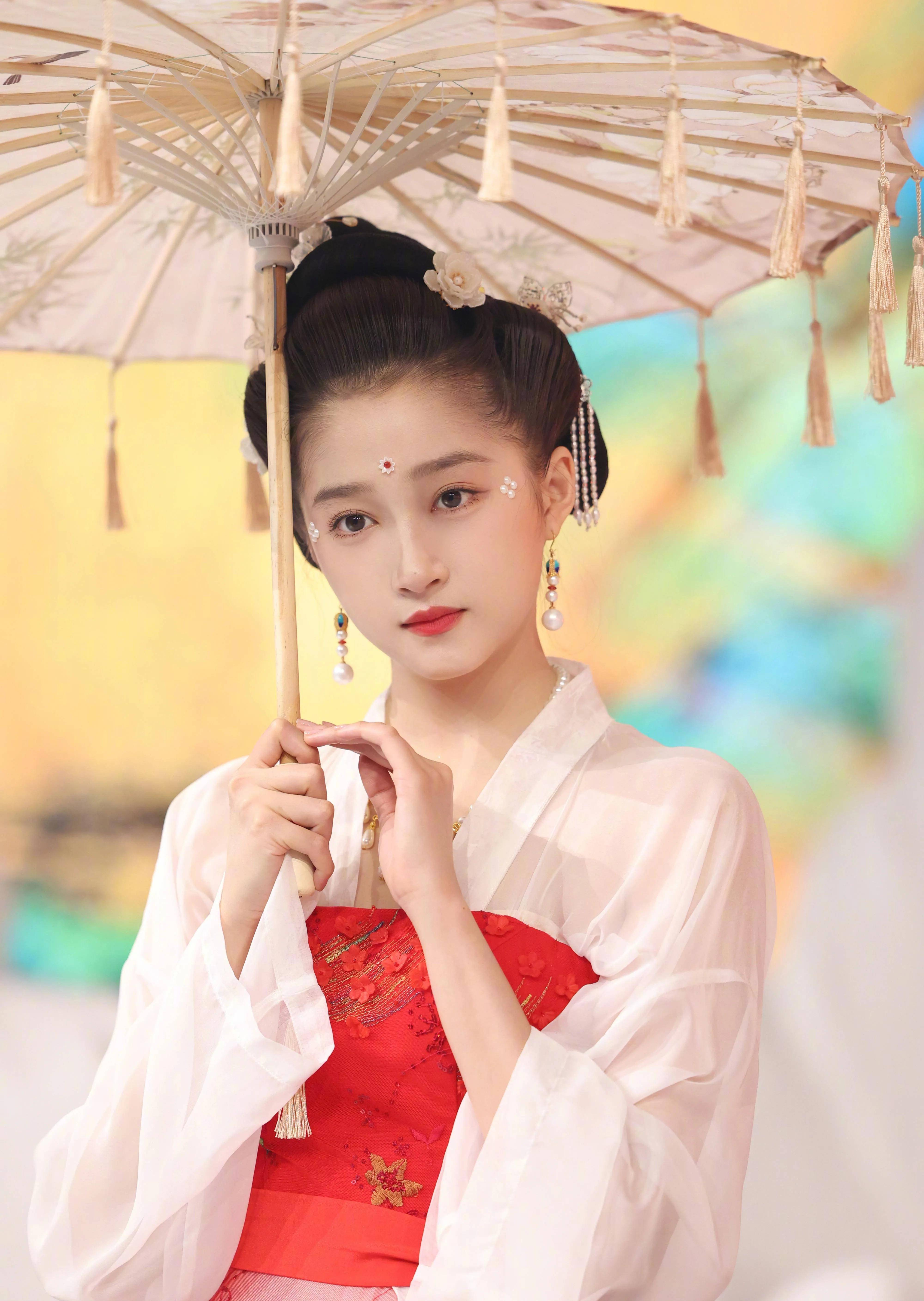 关晓彤王牌再现空姐造型,颜值身材超棒,丝毫不惧"你叉叉"标签_节目