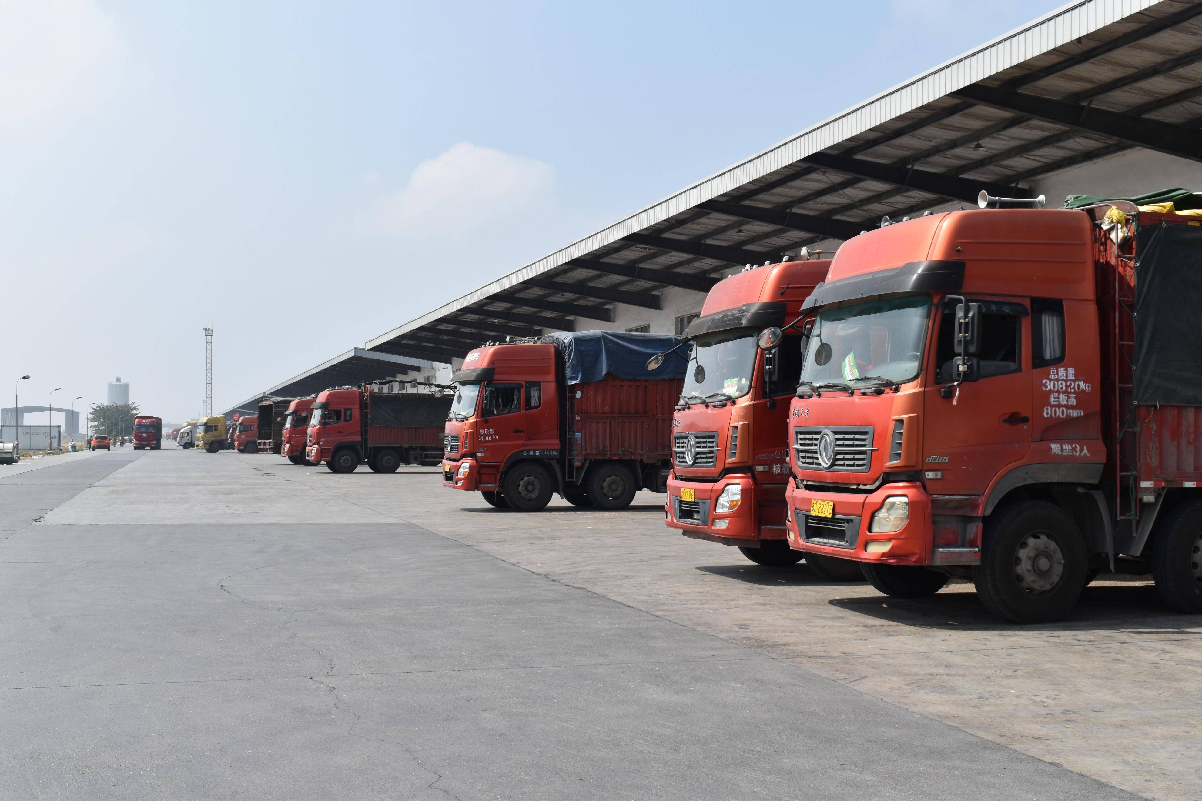 中转运输的汽车正在有序装货截止9月15日,阁老坝站累计卸下民生物资2