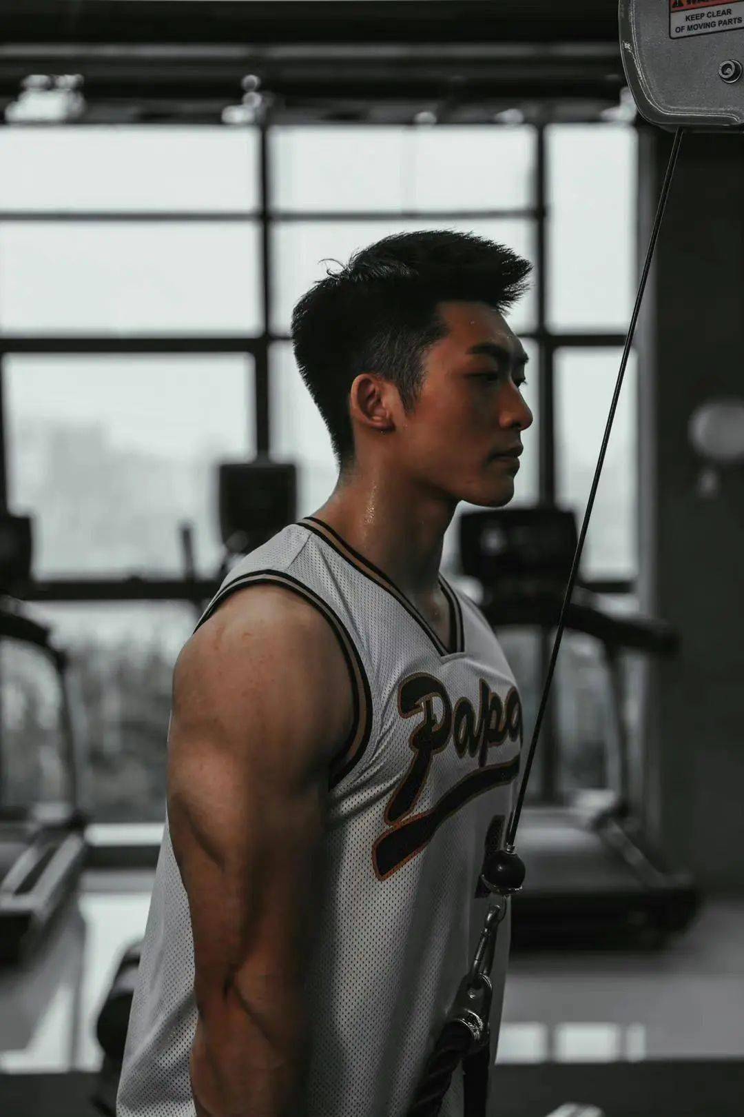 小哥哥健身房写真照_xnjsxy_洽谈_侵权