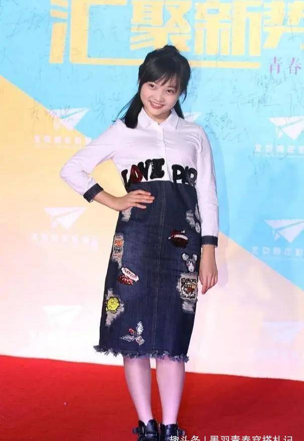 林妙可晒自拍,t恤配背带裤简单大方,21岁了还是孩子模样很舒服_时候