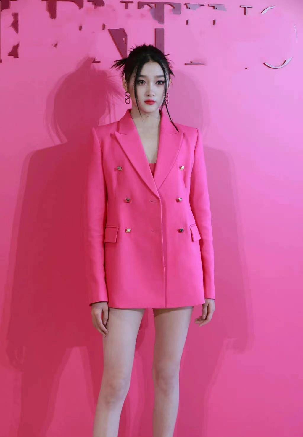 关晓彤成华伦天奴大秀赢家!