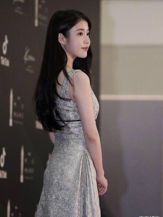 iu李知恩出席活动,身穿一袭银色亮片礼服长裙,尽显高贵优雅气质_才会