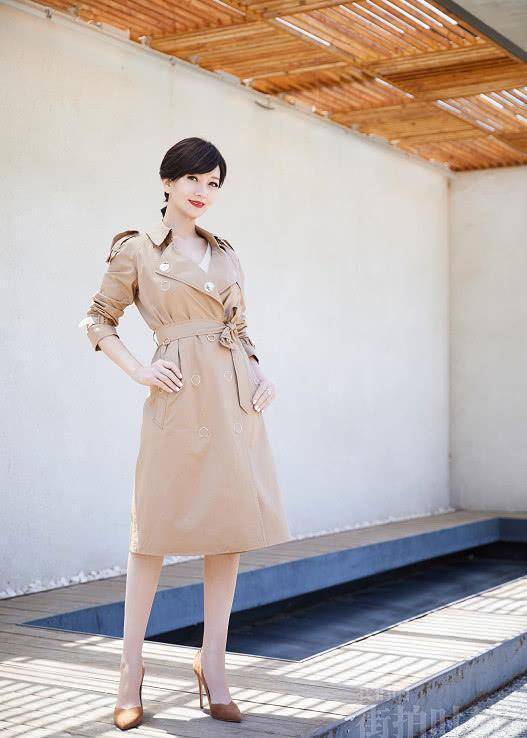 64岁赵雅芝穿"祖母绿"套装,美入骨子里_身段_色彩_造型