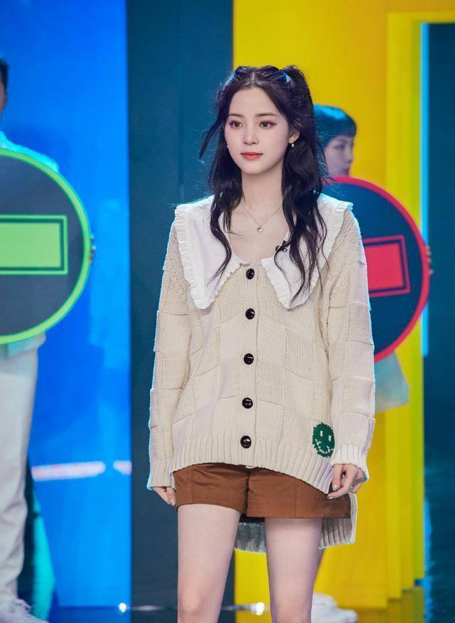 欧阳娜娜的穿衣大法,毛衣配背心秀出自己时尚身材,真是人小鬼大_夏天