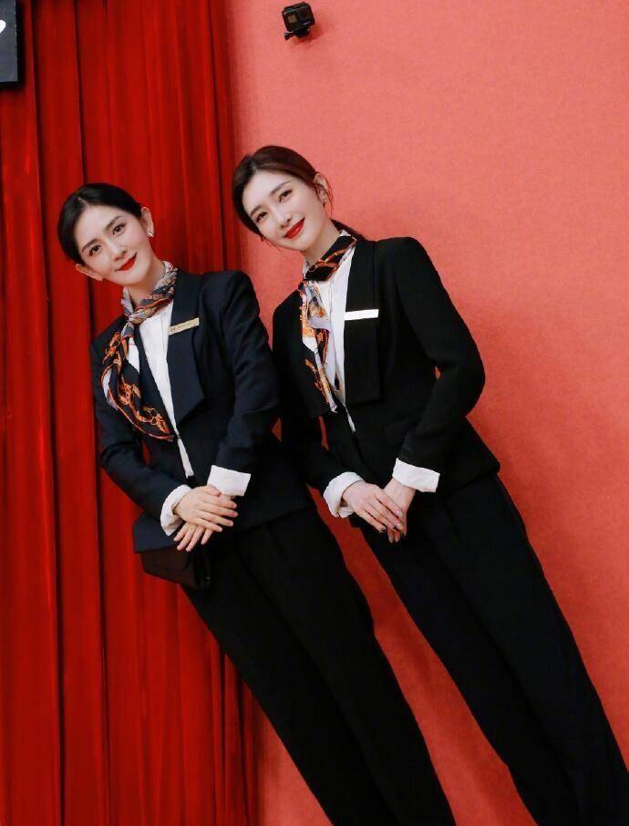 谢娜江疏影撞脸,同穿制服干练又不失优雅,摆相同pose傻傻分不清_西装