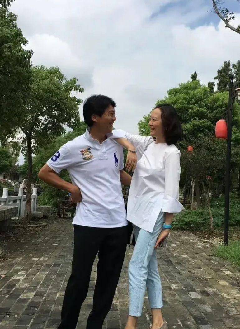 "乒乓王子"江嘉良携老婆露面,穿搭休闲朝气,花甲之年不显老?