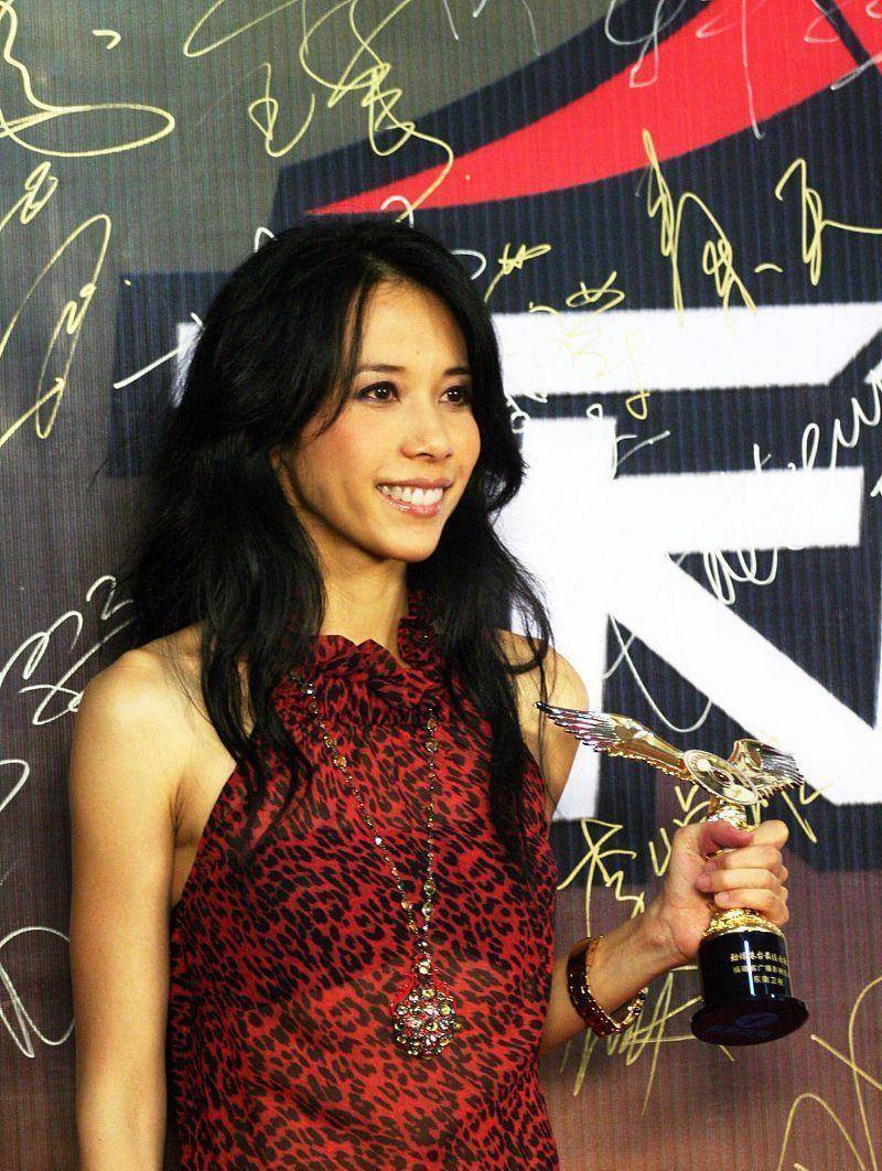 莫文蔚和梁咏琪同框,一个妩媚一个优雅,还真有闺蜜相_衣服_元素_印花