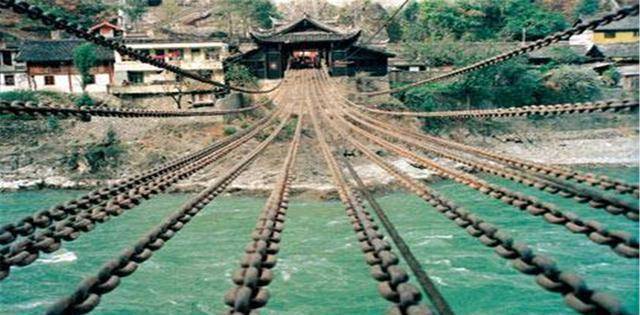已有300多年历史的泸定桥，是如何用40吨铁链，一年内建成？