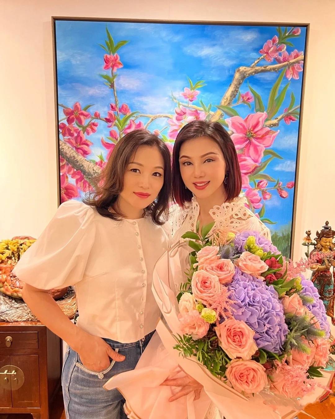 谢玲玲更新这么多天生日聚会照片,也没有看到她和前婆婆余宝珠的合影