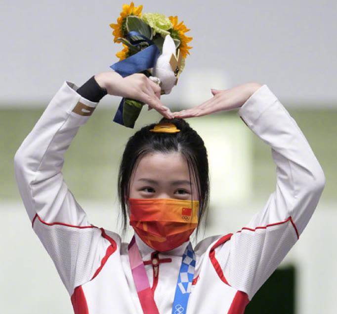 杨倩拍大片真有秋日气息,穿连衣裙扎高马尾,小黄鸭发夹依旧抢镜_身材