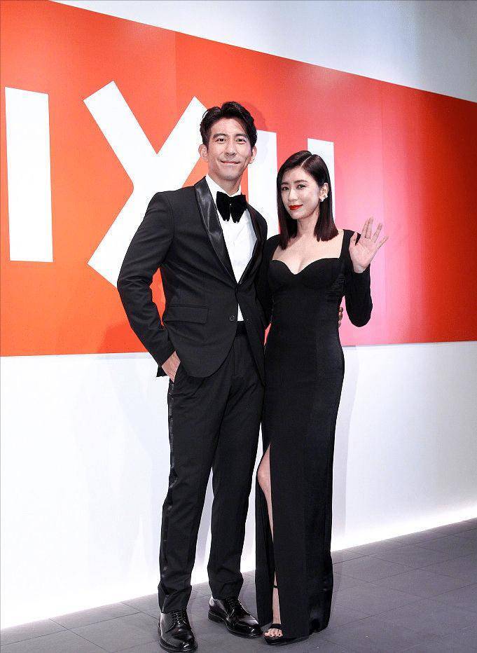 修杰楷贾静雯穿情侣装合体,黑色高时尚秀美腿,看不出相差九岁_女儿