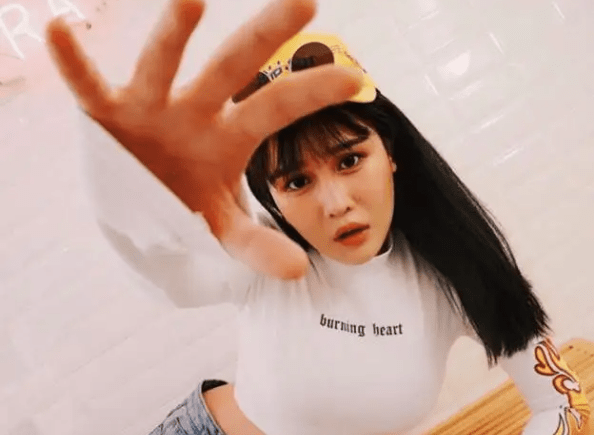 赵本山小女儿拍中式婚纱照,十指相扣嘟嘴卖萌,自曝抑郁不敢要娃_球球