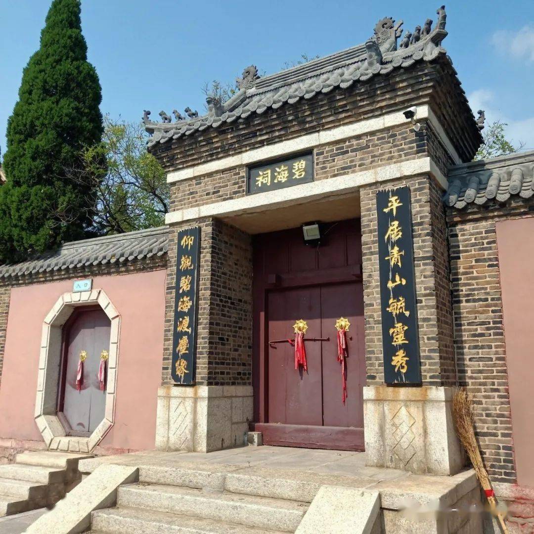 胡仙殿是正殿,殿内正首是胡三太爷,左右分别为胡大太爷和胡二太爷.