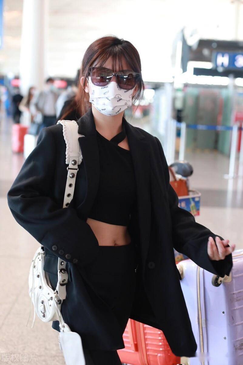 赖美云现身北京机场,身着露脐装秀好身材