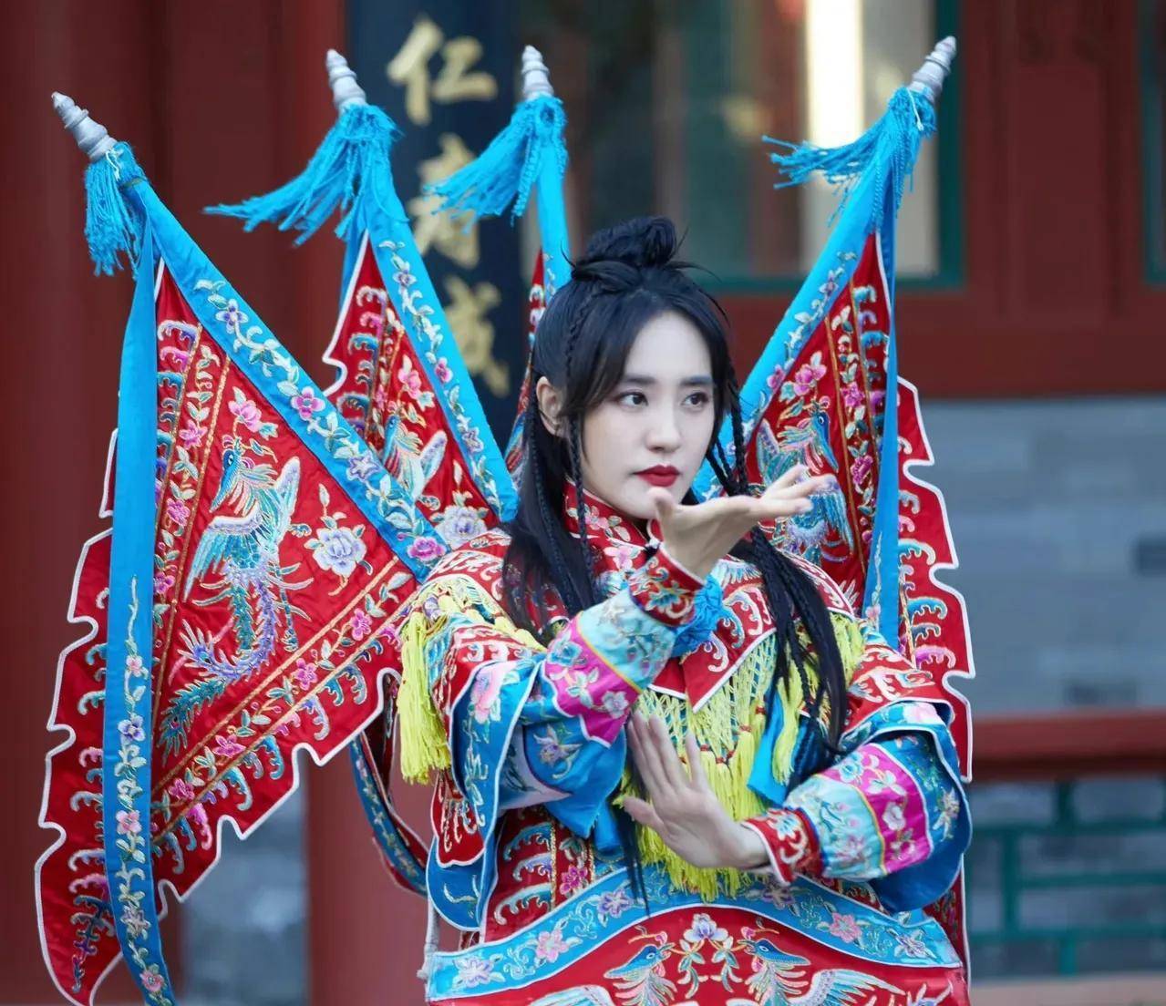 王智:武术出身,靠"秋雅"成名,嫁给摄影师丈夫,如今她还好吗?