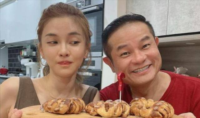 59岁男星娶小24岁娇妻,自夸运气好,妻子的暧昧笑容却让他害怕_许效舜