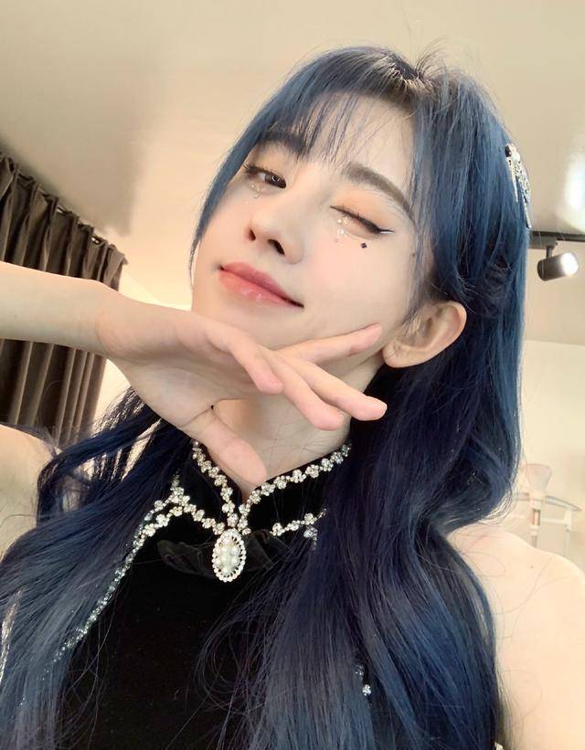 被鞠婧祎新发色惊艳到,穿旗袍裙时髦又娇俏,一头蓝发成焦点
