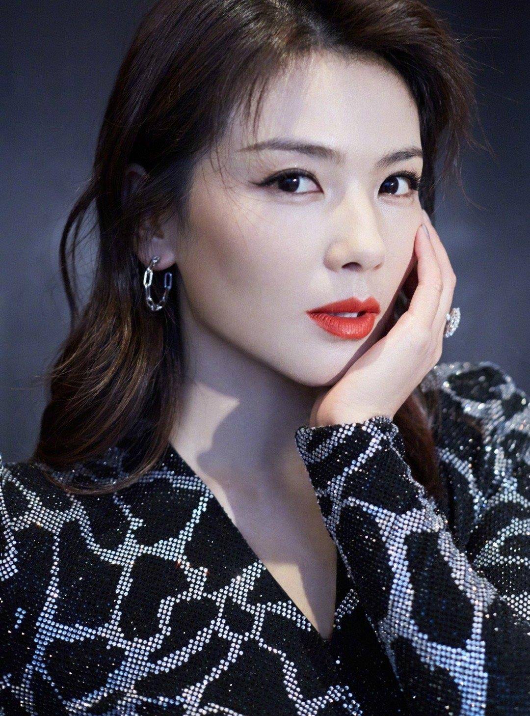 刘涛太有魅力,穿豹纹亮片裙惊艳亮相,身材让人流口水