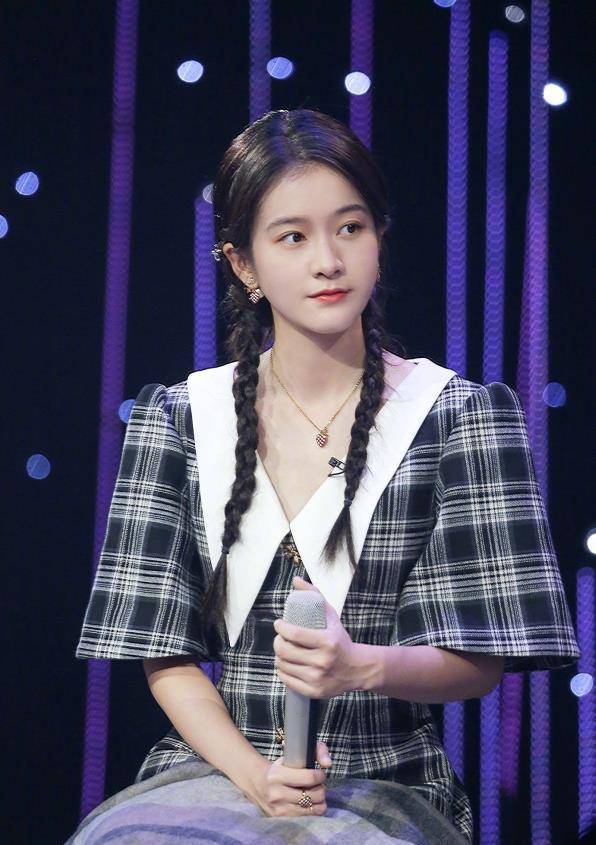 可见,这次张雪迎的造型很是清新了,扎上双马尾的她满满少女感,还有