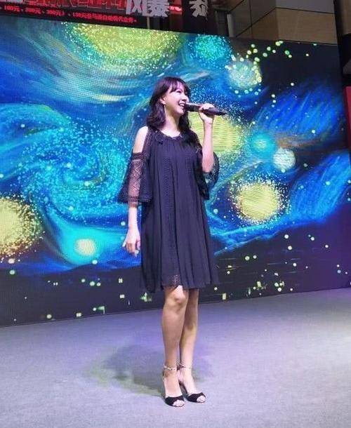 卓依婷参加商演,39岁皮肤毫无光泽,成了油腻衰老的大妈!