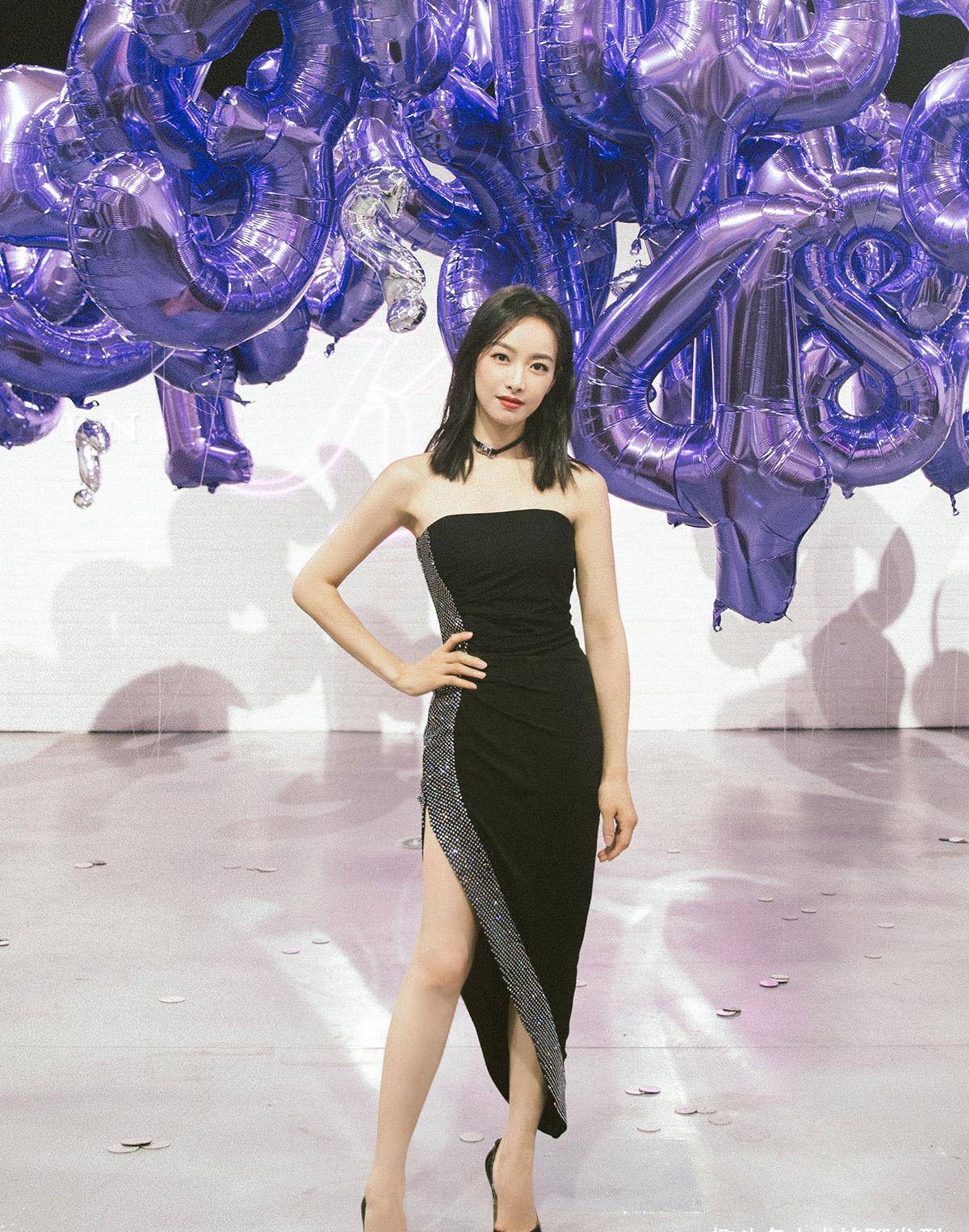 宋茜在颈部佩戴了一条与服装同色系的choker,同时也凸显出了脖子的