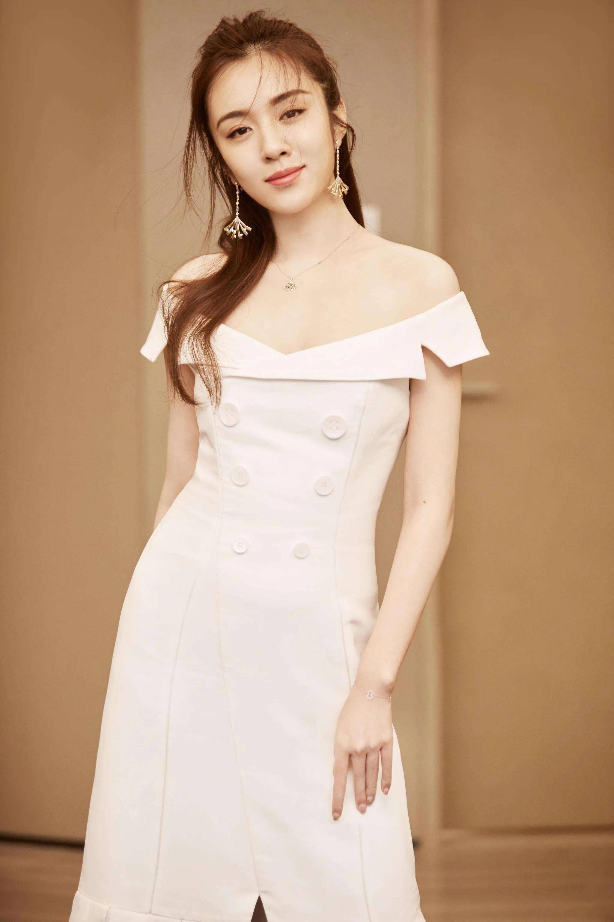 时尚照曝光之后,才明白"出水芙蓉"_方面_身材_歌王