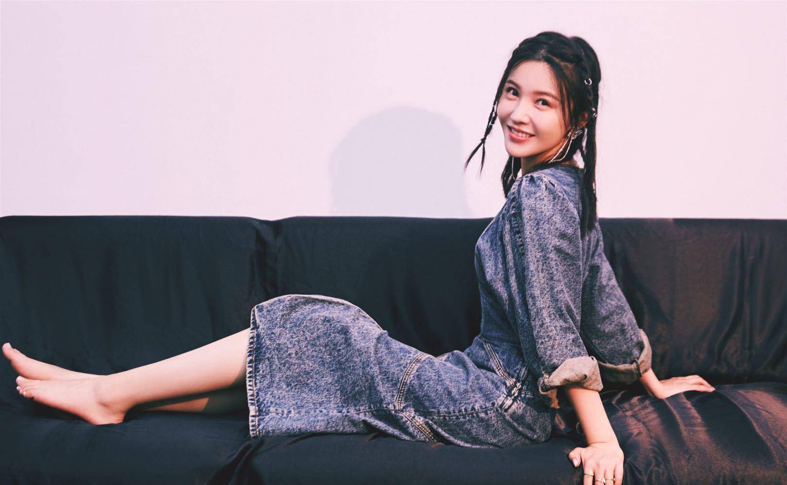 杨子珊身穿牛仔裙搭配脏脏辫,标志性笑容,治愈感满分_的设计_style