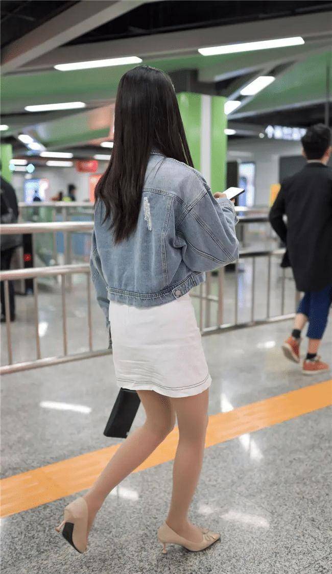 雷区一:肉色丝袜像假肢有很多女生看到丝袜特别流行,盲目就开始入手